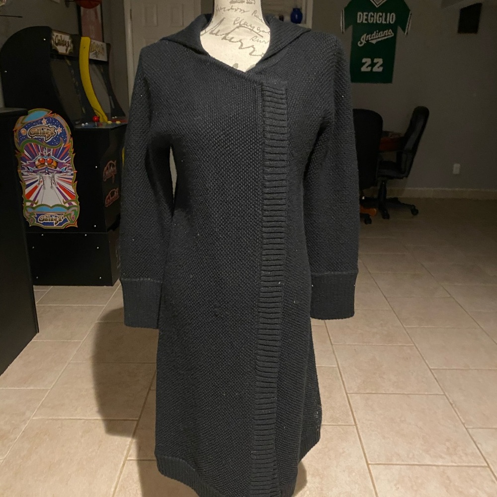 NWOT BLACK SWEATER CLOAT WITH ZIPPER